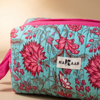 Détail de la trousse Padma : matelassage vertical, zip et ruban de coton rose