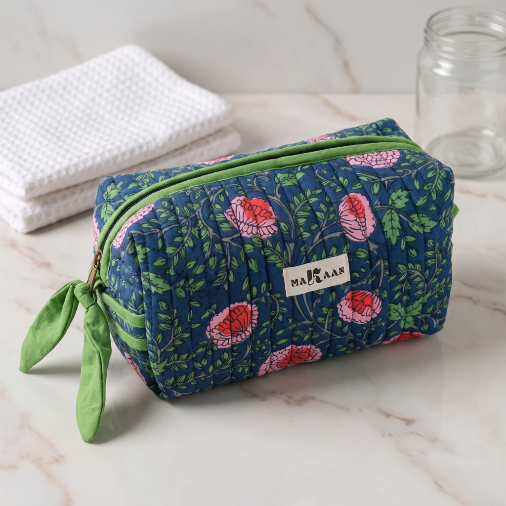 Trousse Jaya posée sur une vasque de marbre clair, ruban noué