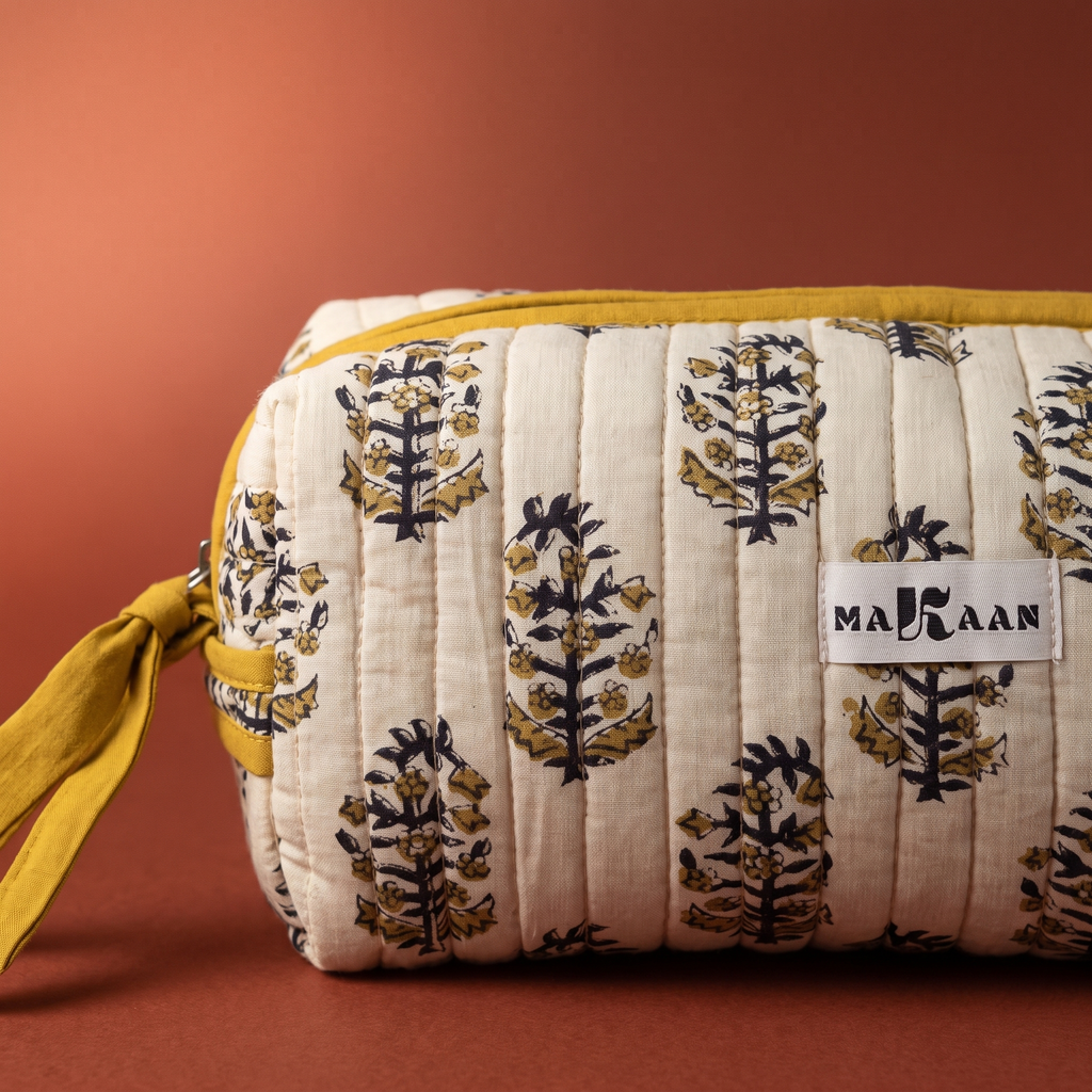 Détail de la trousse Roshni : matelassage vertical, zip et ruban de coton moutarde