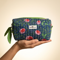 Trousse de toilette Jaya posée sur la paume, sa taille réelle