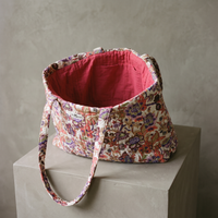 Intérieur du cabas Gulzar : doublure en coton rouge framboise uni sous le bord matelassé