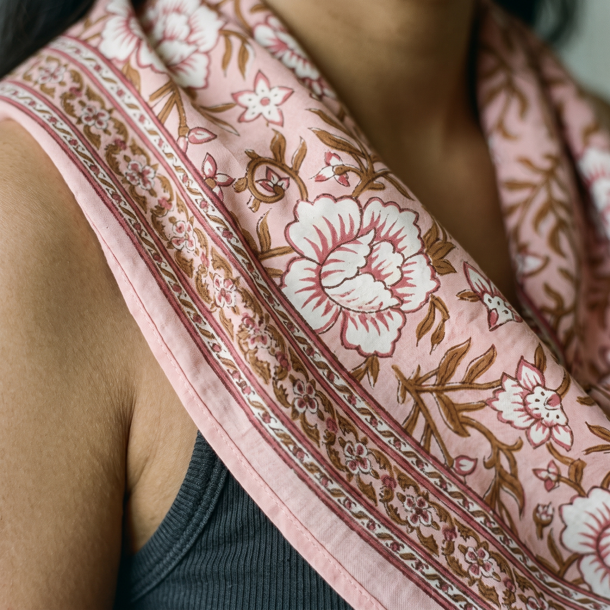 Détail du blockprint du foulard Bagru Blush : trame du twill de coton, pivoine crème cernée de garance et bordure à frise torsadée