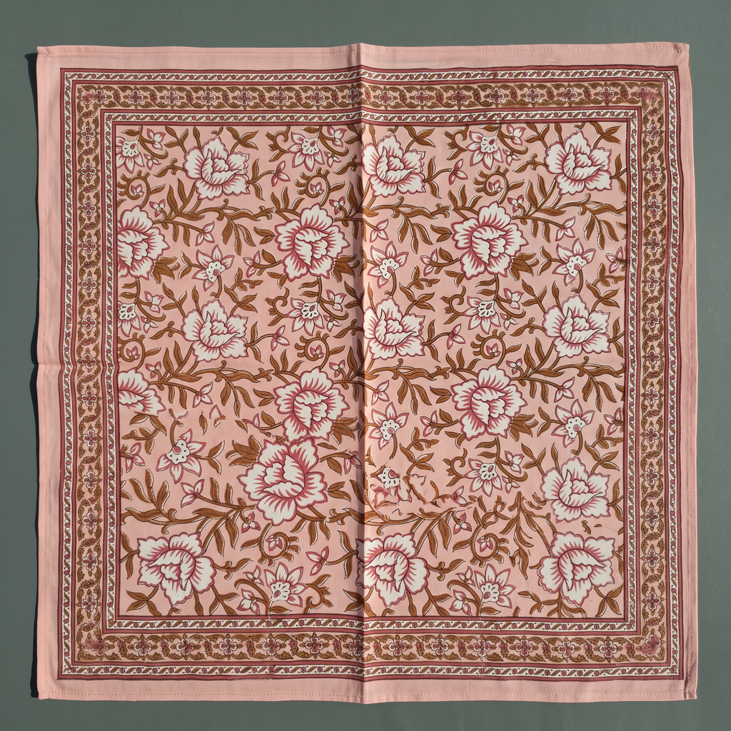 Foulard Bagru Blush plié à plat : le carré de 100 × 100 cm entier, semis floral et bordure imprimée sur les quatre côtés
