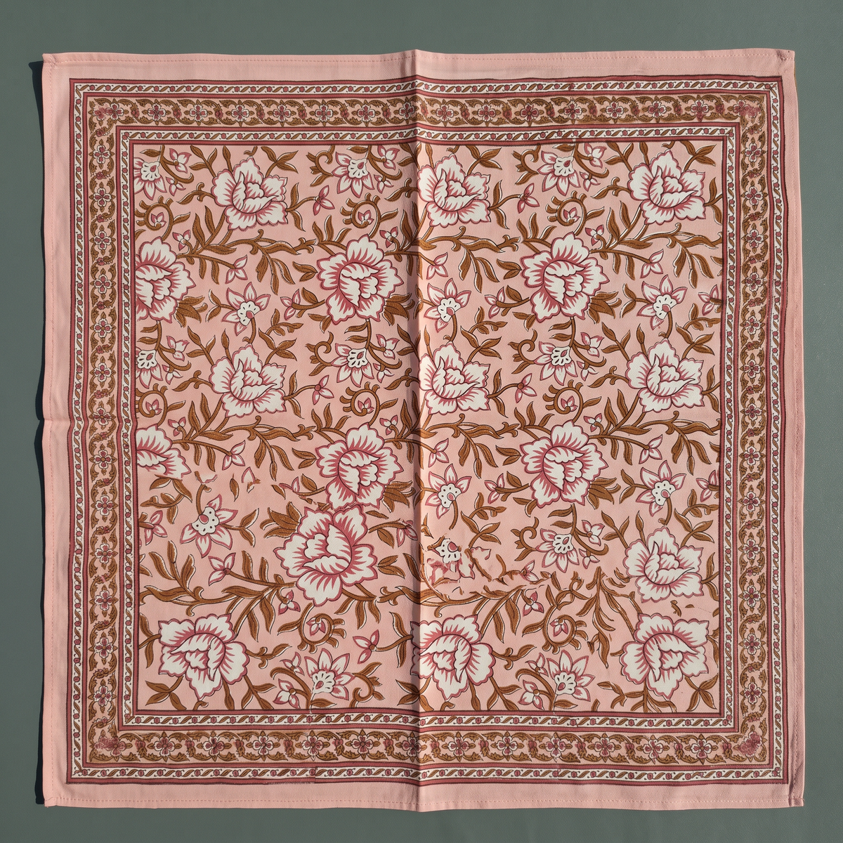 Foulard Bagru Blush plié à plat : le carré de 100 × 100 cm entier, semis floral et bordure imprimée sur les quatre côtés