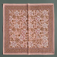 Foulard Bagru Blush plié à plat : le carré de 100 × 100 cm entier, semis floral et bordure imprimée sur les quatre côtés