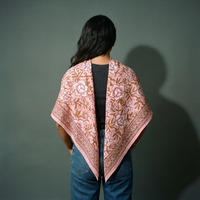 Foulard Bagru Blush vu de dos : le carré ouvert posé en cape sur les épaules, nuque dégagée