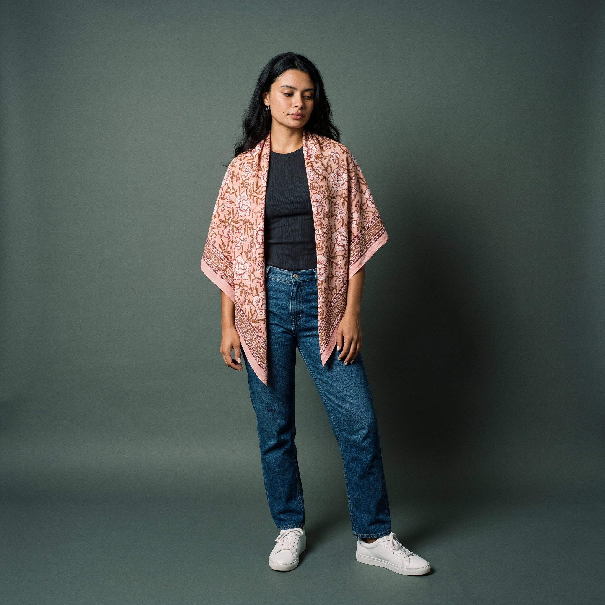Foulard Bagru Blush porté en châle, plan en pied qui montre la taille réelle du carré de 100 cm