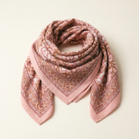 Foulard Bagru Blush en twill de coton : carré blockprint rose poudré, semis de fleurs crème et feuillage tabac, large bordure fleurie