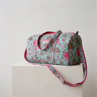 Sac week-end Nilofar : polochon en coton matelassé blockprint, fleurs fuchsia et fougères brun-olive sur turquoise, biais fuchsia