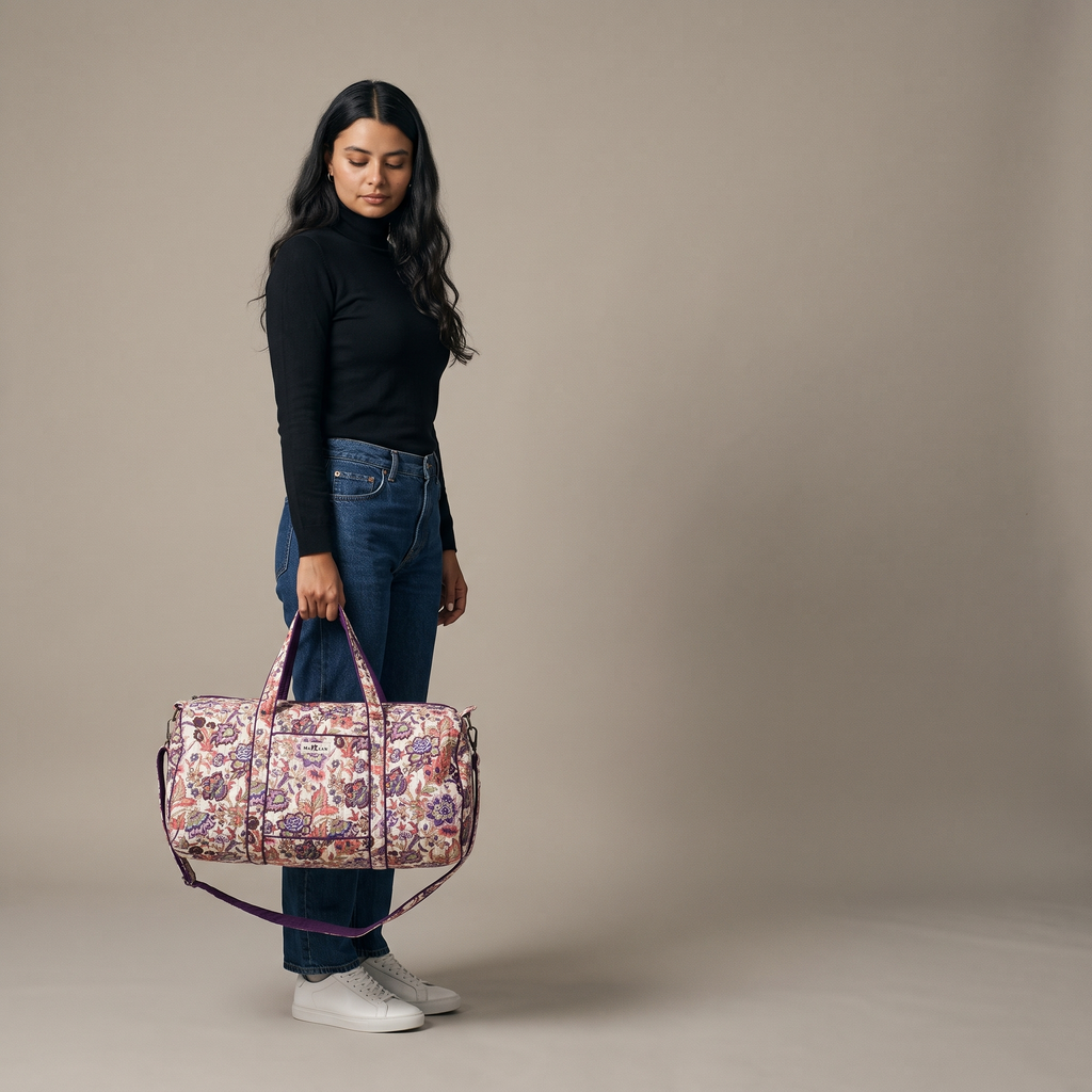 Sac week-end Ketaki tenu à la main par ses deux anses, en pied — la taille réelle des 52 cm