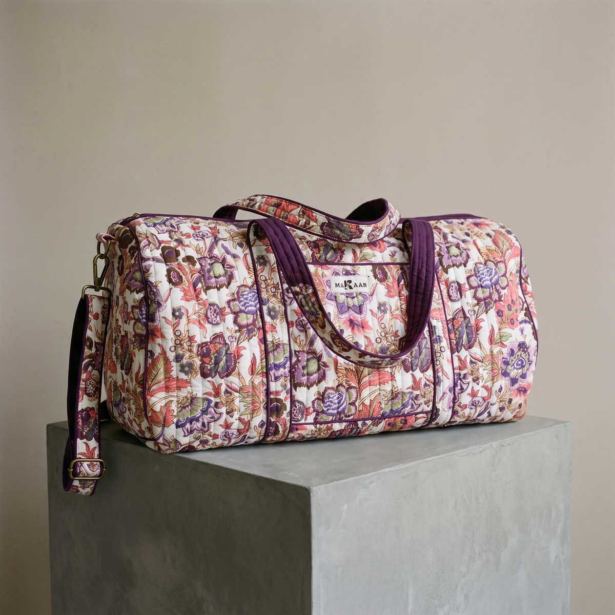Sac week-end Ketaki : polochon en coton matelassé blockprint, jardin prune et corail sur coton crème, biais prune