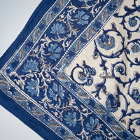 Détail du blockprint du paréo Jamuna : rinceaux indigo, corolles bleu bleuet et filets de perles sur coton crème