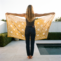 Paréo Haldi déployé à bout de bras : les 180 cm de coton blockprint, motif entier et quatre bordures