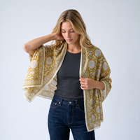Paréo Haldi porté en étole ouverte sur les épaules, cou dégagé, sur un débardeur anthracite