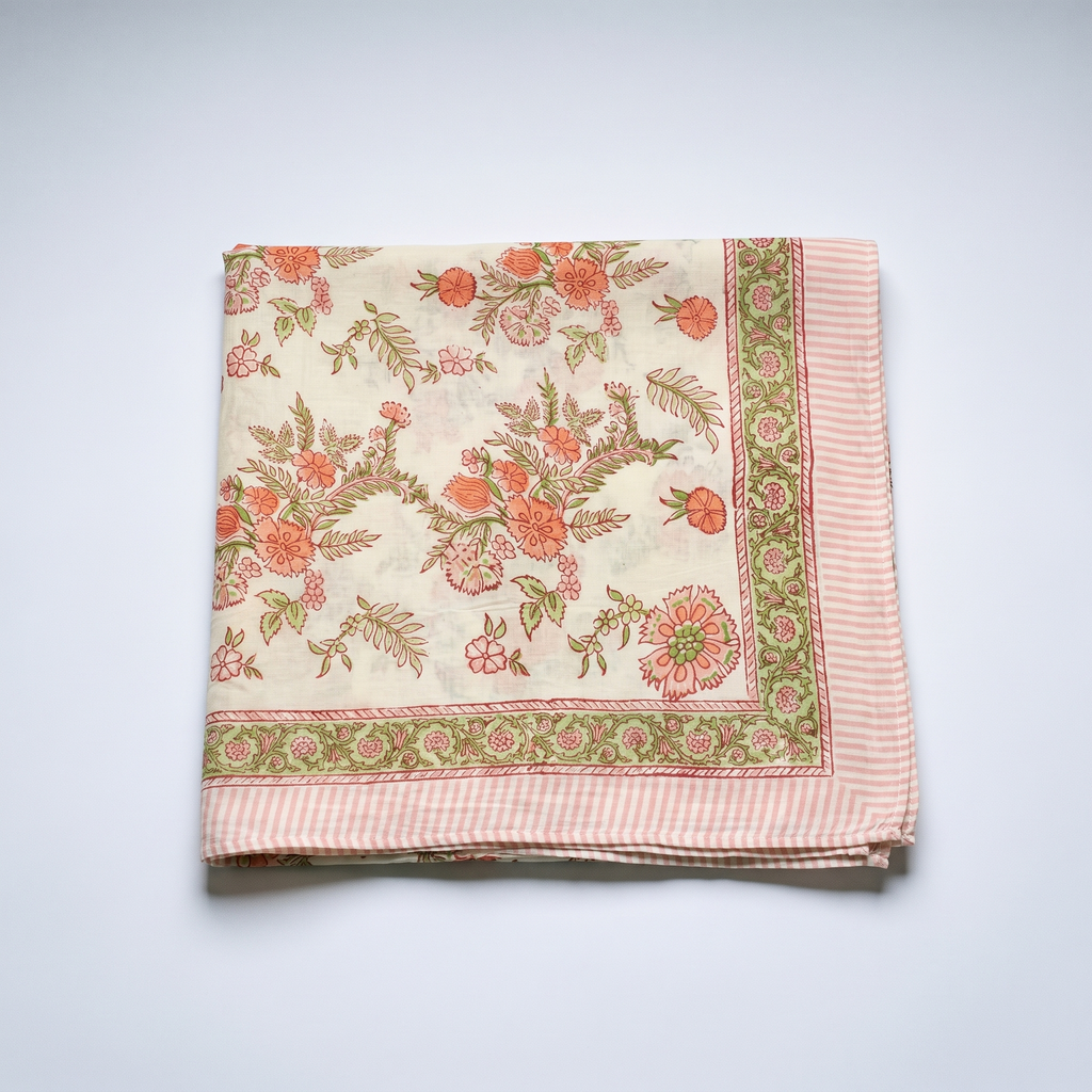 Paréo Champa plié à plat : coton blockprint, corolles corail et fougères vert amande sur crème, bordure rayée rose