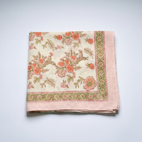 Paréo Champa plié à plat : coton blockprint, corolles corail et fougères vert amande sur crème, bordure rayée rose
