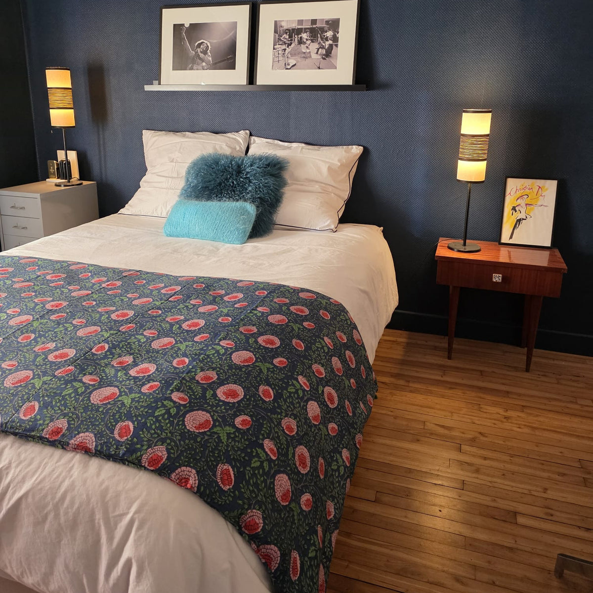 Housse d’édredon Nilima au pied d’un lit, vue de trois quarts, dans une chambre aux murs bleu nuit