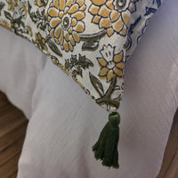 Détail d’un angle de la housse d’édredon Sevanti : pompon vert sapin noué sur le coton imprimé