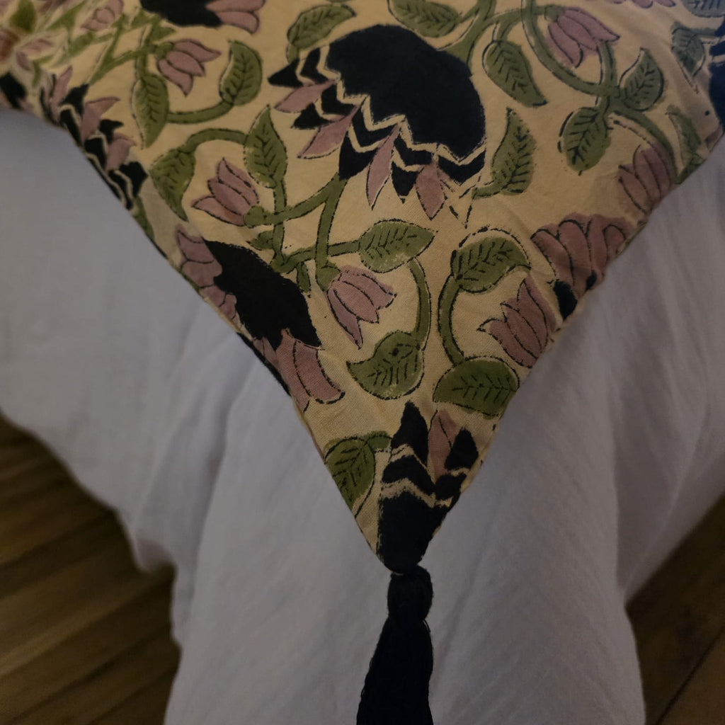 Détail d’un angle de la housse d’édredon Sujata : pompon noir noué sur le coton imprimé