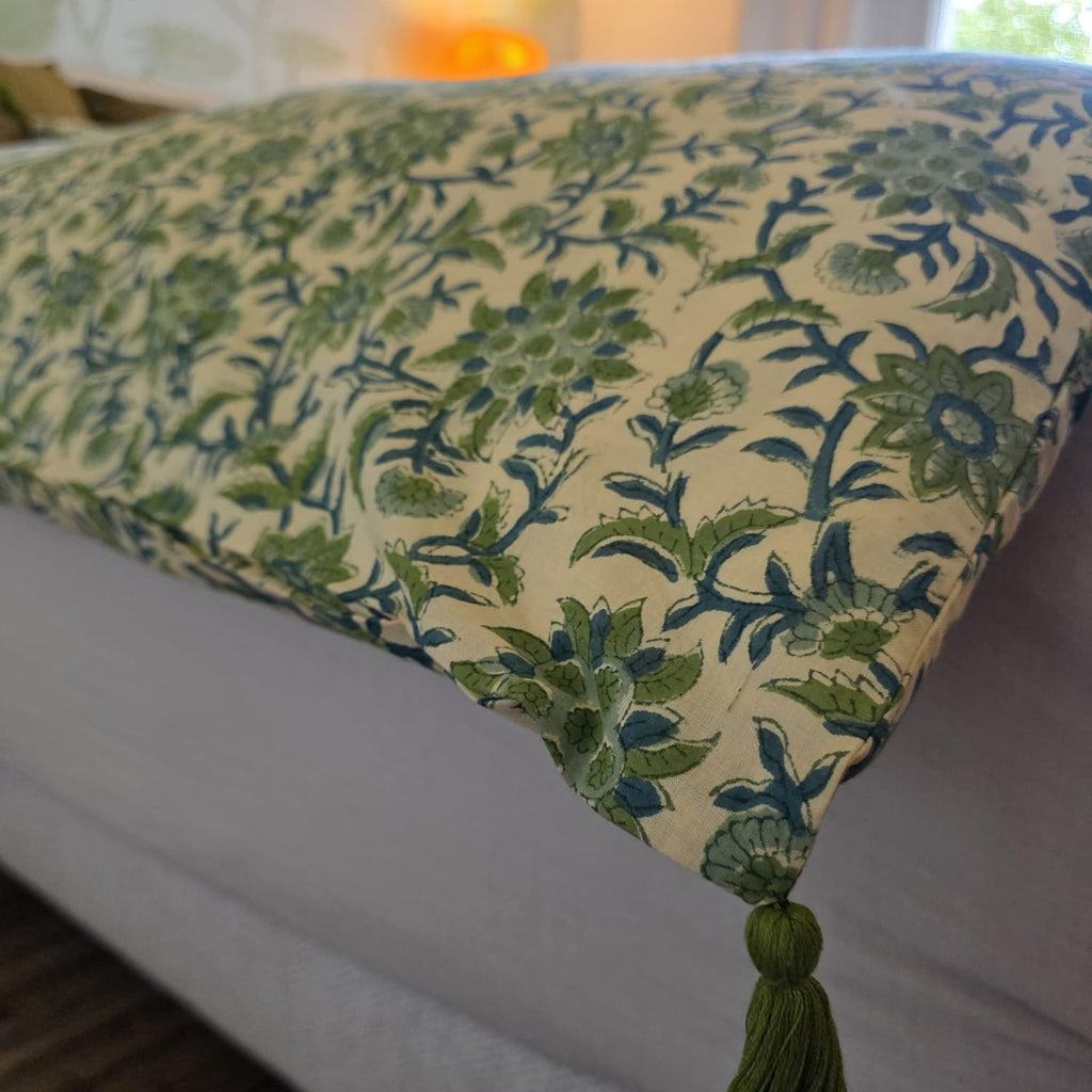 Angle de la housse Vrinda et son pompon vert olive, motif imprimé au bloc de bois
