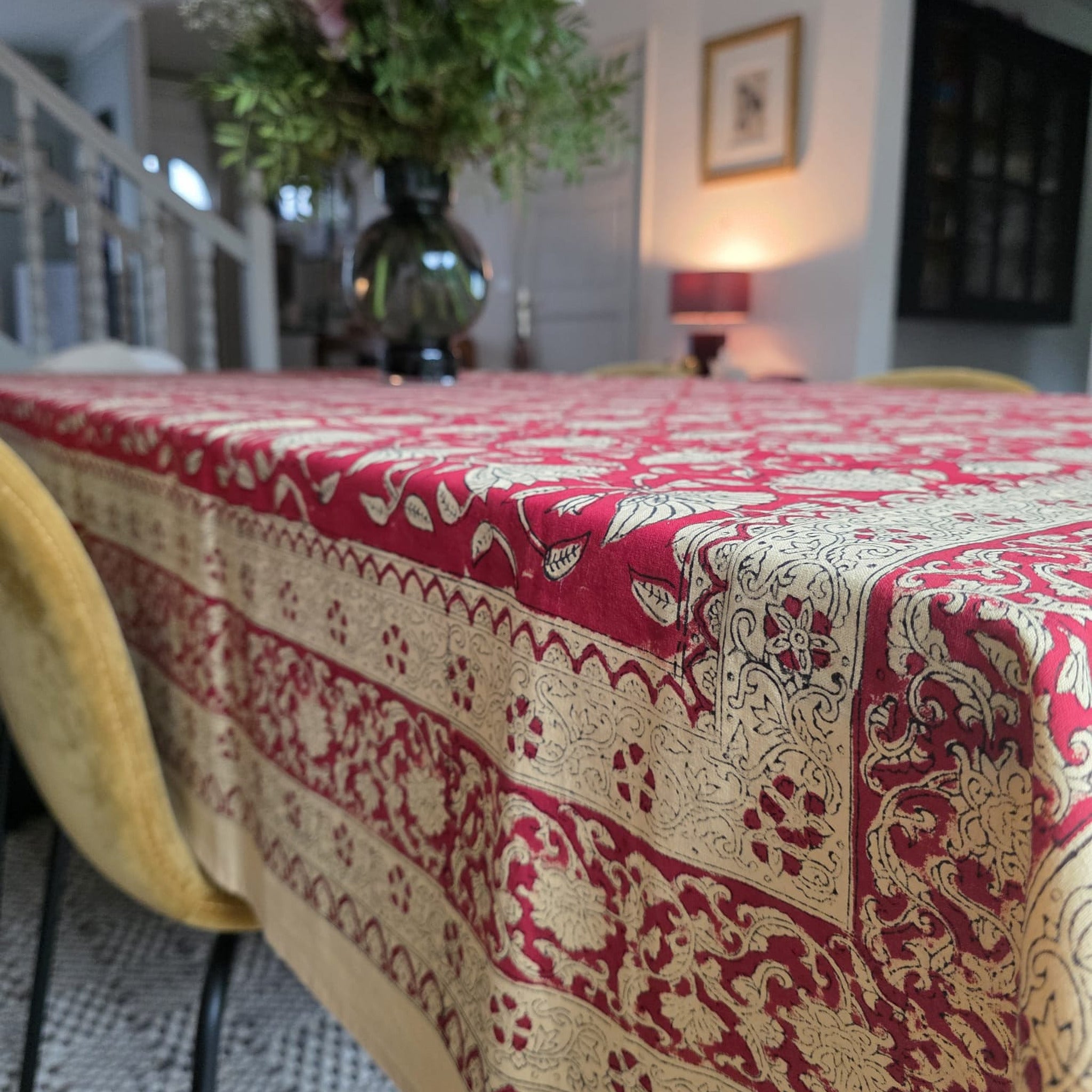 Nappe Arunima sur une table de salle à manger, dressée d’un bouquet de roses pâles