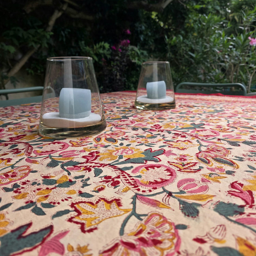 Nappe Chitra dressée sur une table de jardin, jardin fleuri polychrome imprimé sur coton écru