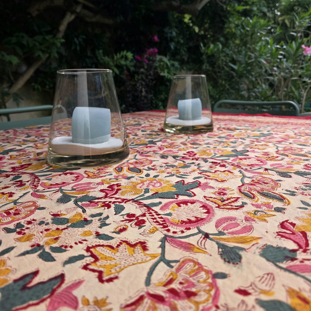 Nappe Chitra dressée sur une table de jardin, jardin fleuri polychrome imprimé sur coton écru