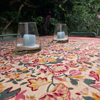 Nappe Chitra dressée sur une table de jardin, jardin fleuri polychrome imprimé sur coton écru
