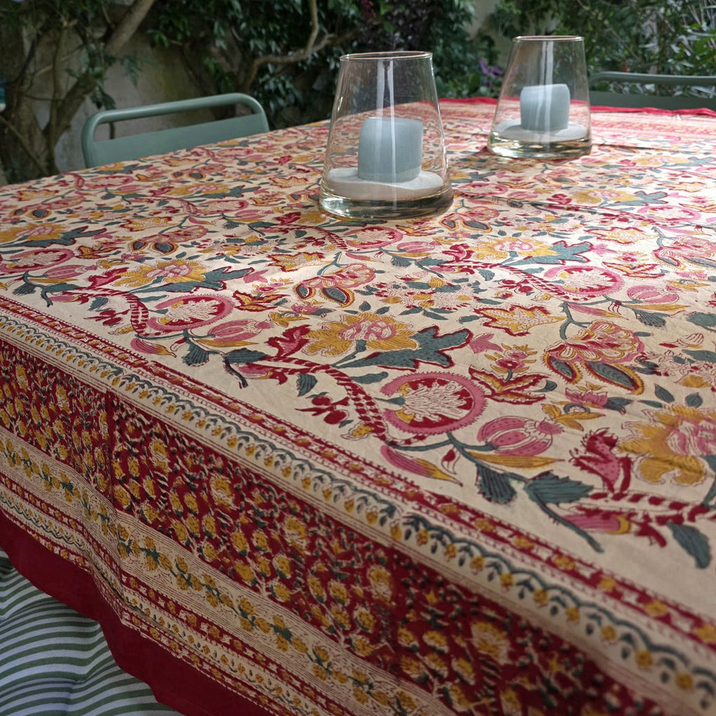 Coin de la nappe Chitra et sa retombée, large bordure grenat à frises superposées