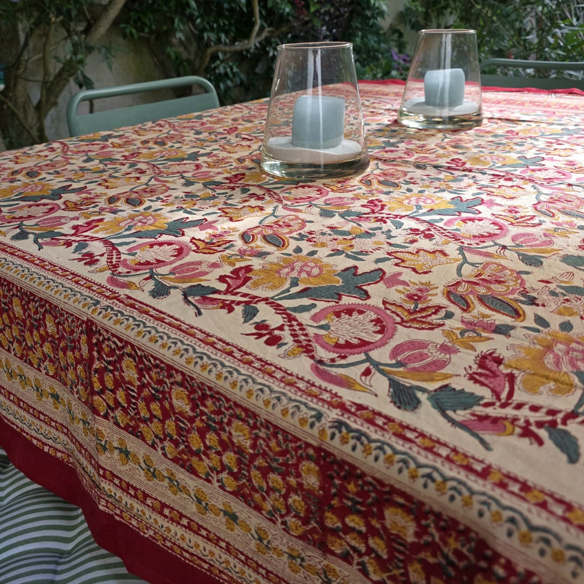Coin de la nappe Chitra et sa retombée, large bordure grenat à frises superposées