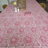 Nappe Gulabi dressée sur une table : grands médaillons floraux en camaïeu de rose ancien sur coton écru