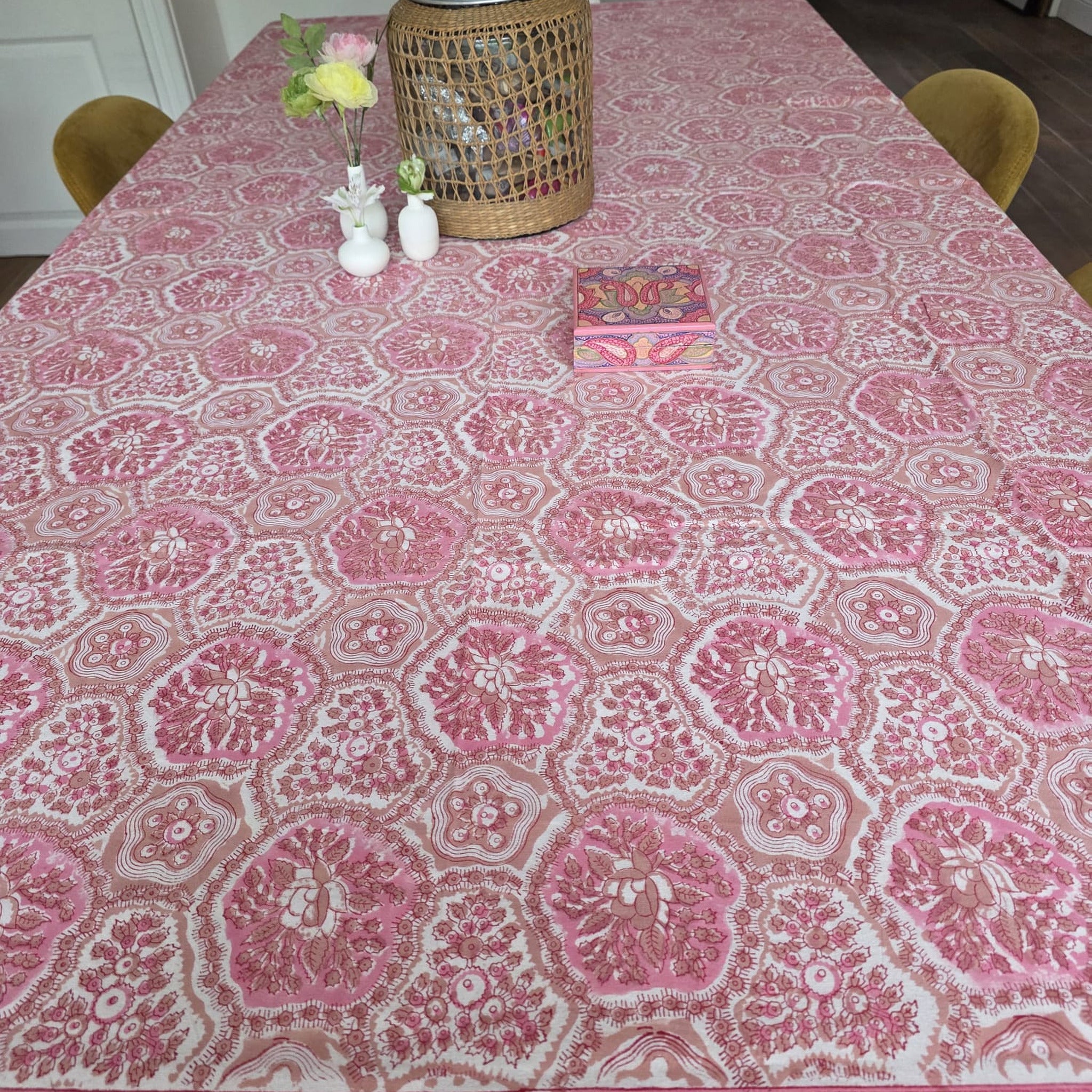 Nappe Gulabi dressée sur une table : grands médaillons floraux en camaïeu de rose ancien sur coton écru