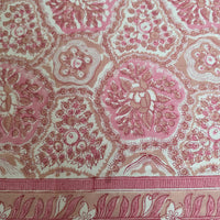 Détail du blockprint de la nappe Gulabi : médaillon floral rose ton sur ton et naissance de la bordure