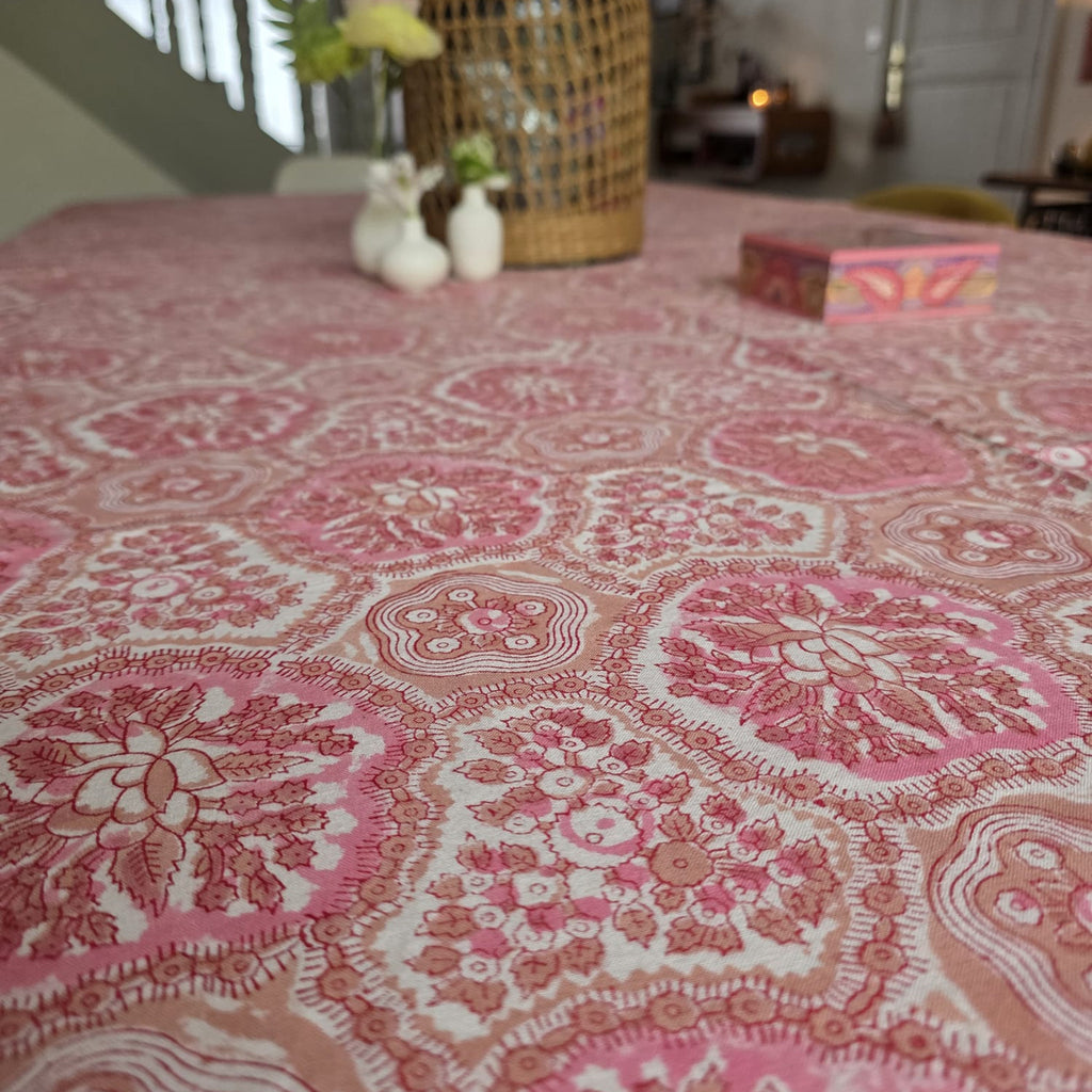 Nappe Gulabi vue de biais, une lanterne en rotin et de petits vases blancs posés dessus