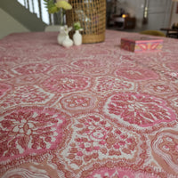Nappe Gulabi vue de biais, une lanterne en rotin et de petits vases blancs posés dessus