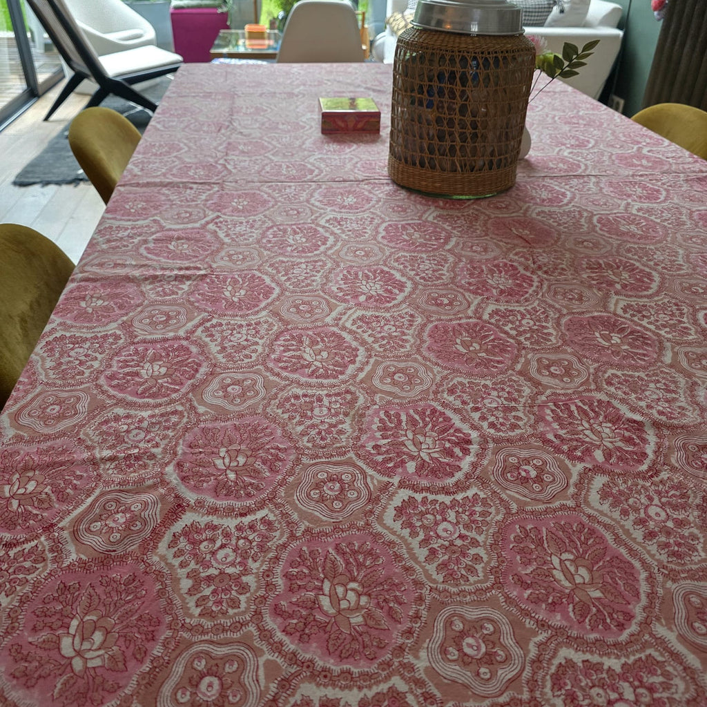 Nappe Gulabi dans une véranda ouverte sur le jardin, sur une grande table de repas