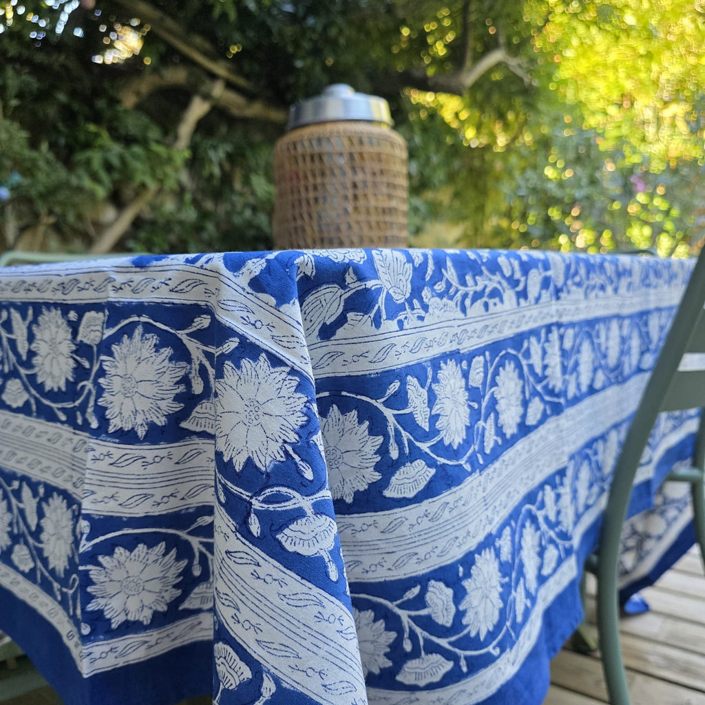 Coin de la nappe Kaveri et sa retombée, bordure à frise de rosaces sur bleu
