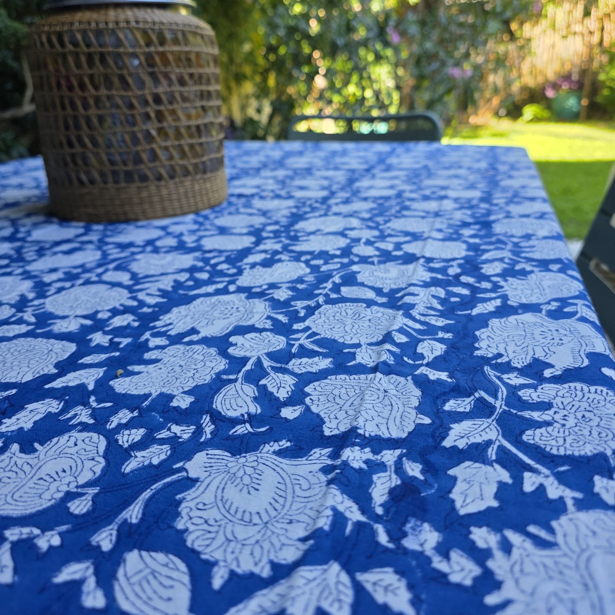Le motif de la nappe Kaveri vu de près : rosaces et feuillage en réserve crème sur bleu