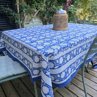 Nappe Kaveri sur une table de jardin en bois, bordure visible sur deux côtés