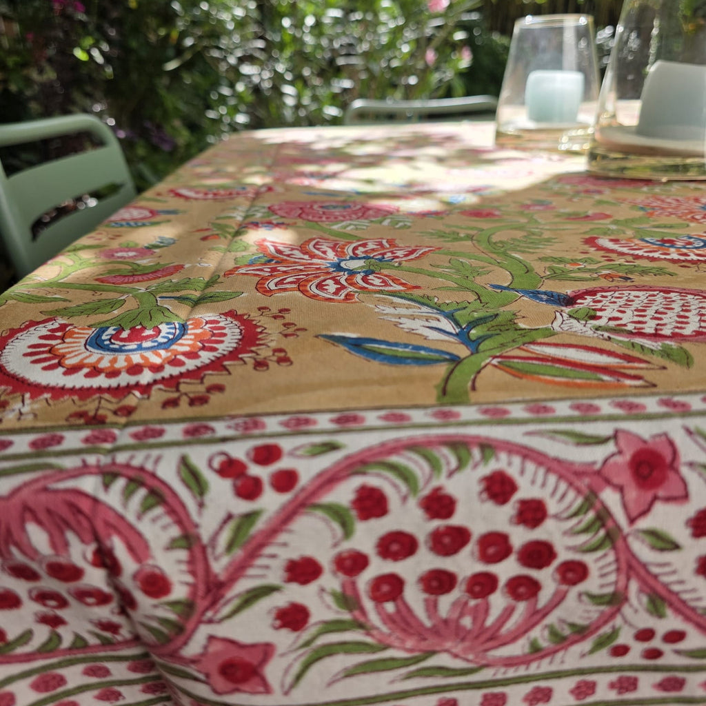 Bordure de la nappe Madhu vue de près : guirlande de fleurs framboise sur fond blanc