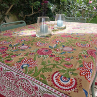 Nappe Madhu sur une table de terrasse au jardin, photophores posés au centre