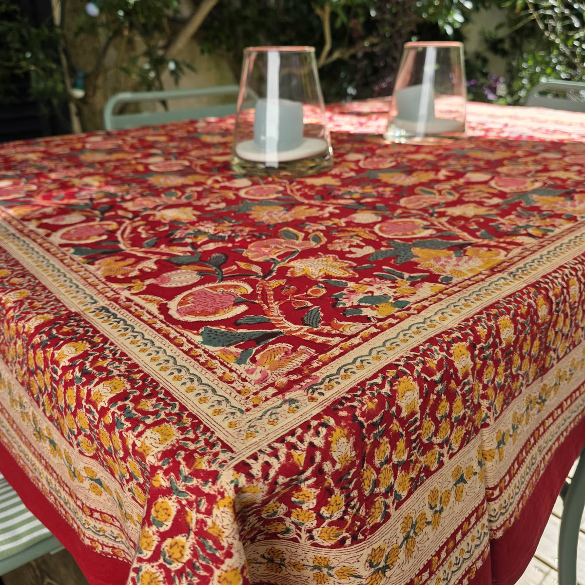 Angle de la nappe Manika, sa bordure à frises et le double filet crème qui la sépare du champ