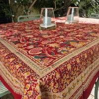 Angle de la nappe Manika, sa bordure à frises et le double filet crème qui la sépare du champ