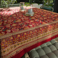 Nappe Manika sur une table de terrasse au jardin, bordure et retombée visibles