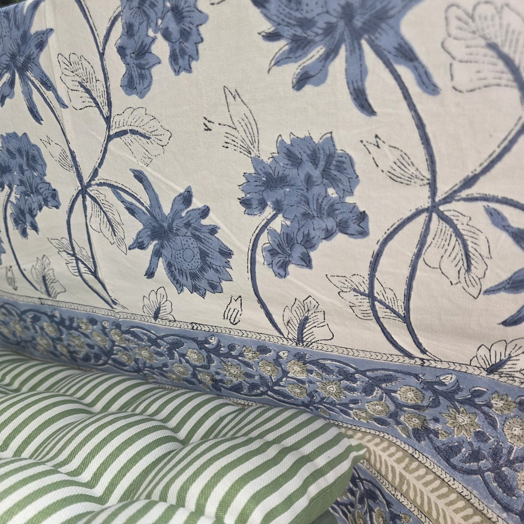 Détail du blockprint de la nappe Meghna : corolles de chardon bleues, tiges fines au trait et bordure à frise serrée