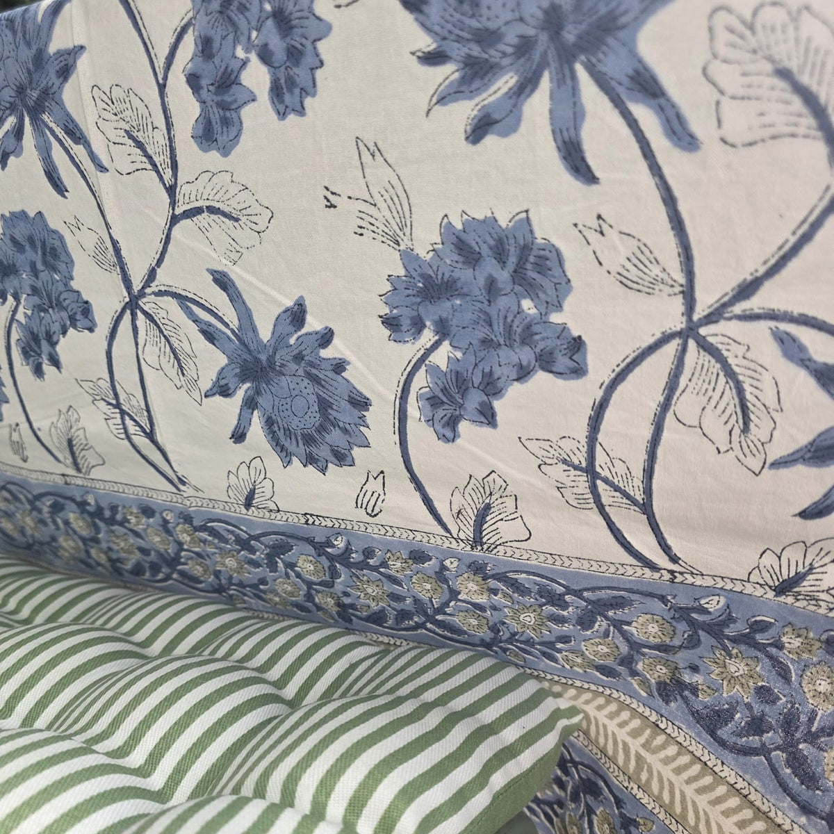 Détail du blockprint de la nappe Meghna : corolles de chardon bleues, tiges fines au trait et bordure à frise serrée