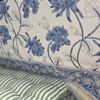Détail du blockprint de la nappe Meghna : corolles de chardon bleues, tiges fines au trait et bordure à frise serrée