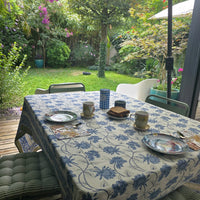 Nappe Meghna sur une table de terrasse dressée, sous un parasol, face au jardin