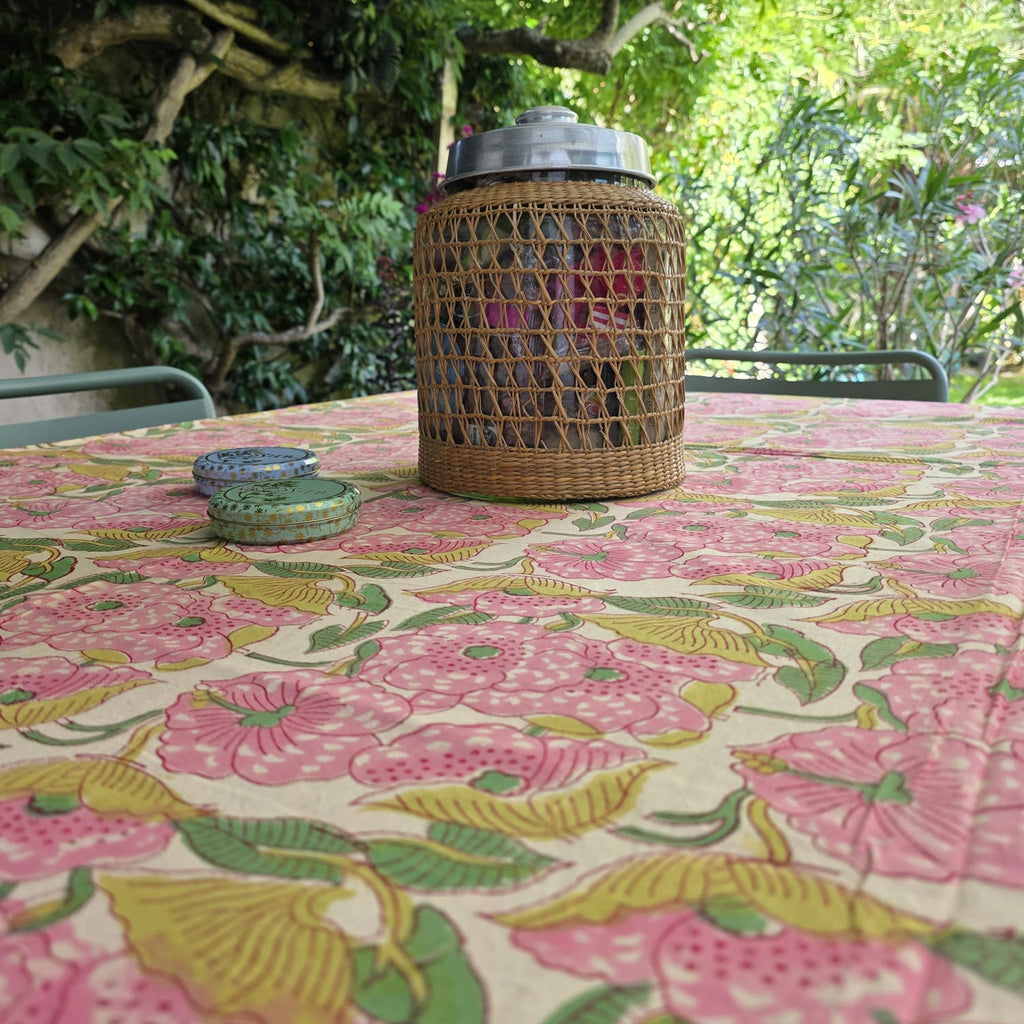 Nappe Pallavi sur une table de terrasse sous la pergola, lanterne en rotin au centre