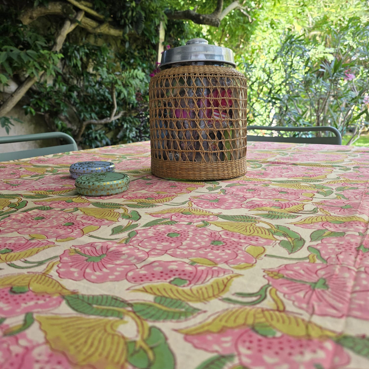 Nappe Pallavi sur une table de terrasse sous la pergola, lanterne en rotin au centre